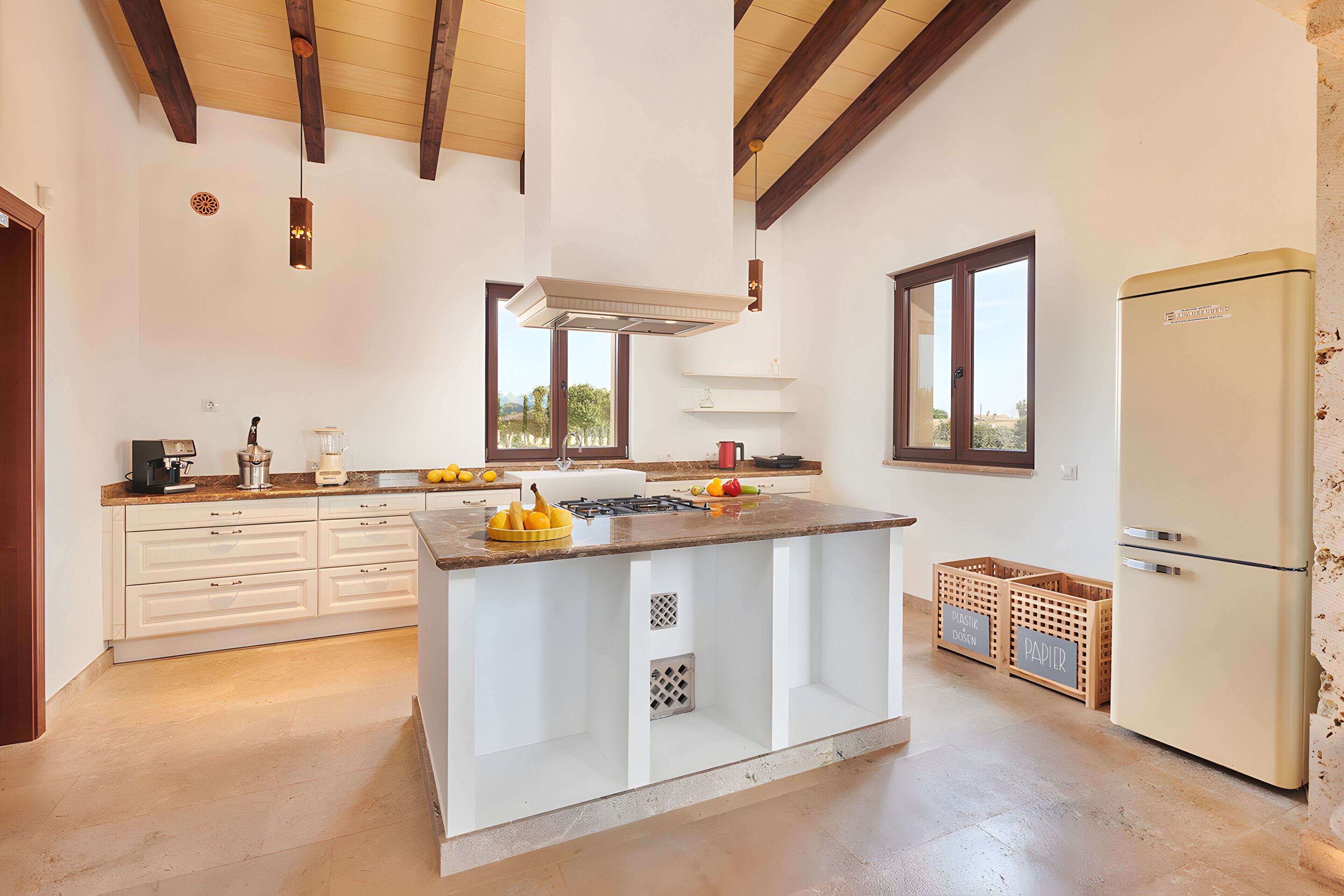 Kylskåp, mikrovågsugn, ugn och spishäll