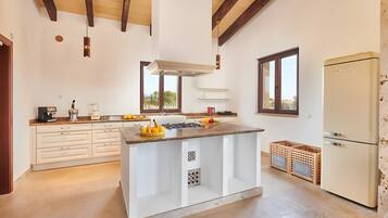 Kylskåp, mikrovågsugn, ugn och spishäll