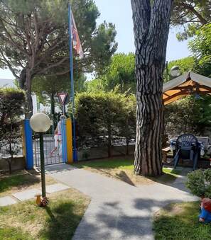 Outdoor dining - Euroholiday Village 3A Apartment with Private Terrace, Shared Garden, and Wi-Fi (Jesolo)