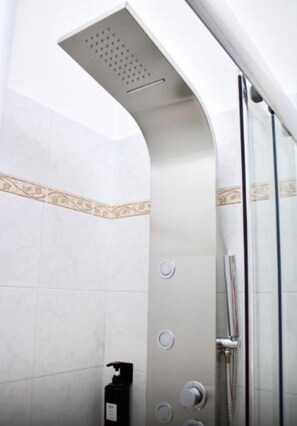 Shower, hair dryer, towels - Room 'Sabato' with Wi-Fi and Air Conditioning (Carovigno)