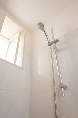 Shower, hair dryer, towels - Room 'Domenica' with Private Terrace, Wi-Fi and Air Conditioning (Carovigno)
