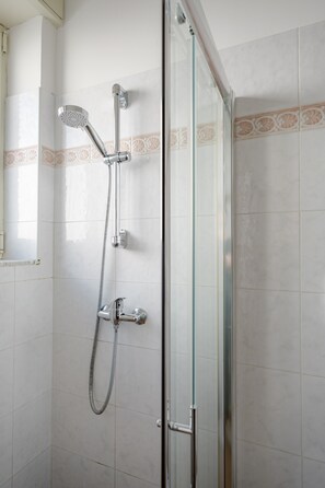 Dusche, Haartrockner, Handtücher