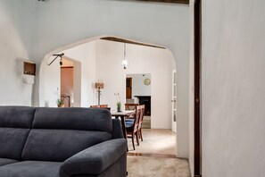 Una televisión, una chimenea, un reproductor de DVD