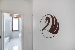 Regadera, secadora de cabello, toallas