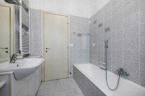 Dusj, hårføner og håndklær