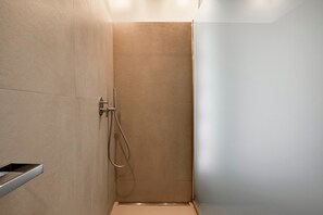 Shower, hair dryer - Villa Etchola – Lacanau | Lake View, Near Ocean, Surf, Golf & Nature – 3-Star Rated (Lacanau)