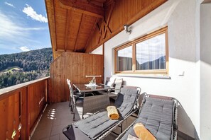 Outdoor dining - Apartment 'Zeppenhof' with Mountain View, Private Terrace and Wi-Fi (Santa Valburga St. Walburg)