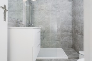 Dusche, Haartrockner, Handtücher