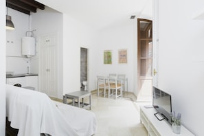 Interior - Apartment 'Sevilla Centro Con Piscina' with Shared Pool, Wi-Fi and Air Conditioning (Sevilla)