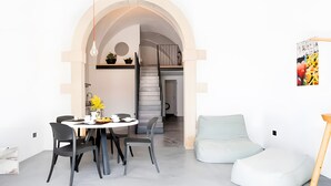 A modern interior with a dining area, a staircase, and a living space. - Holiday Home 'Tre' with Shared Terrace, Wi-Fi and Air Conditioning (Melendugno)