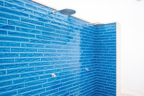 Shower, hair dryer, towels - Holiday Home 'Uno' with Shared Terrace, Wi-Fi and Air Conditioning (Melendugno)