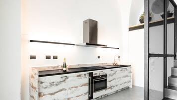 Réfrigérateur, micro-ondes, four, plaque de cuisson