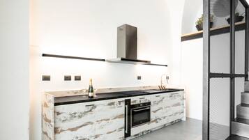 Frigorifero, microonde, forno, piano cottura