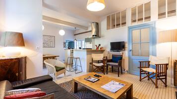 Een televisie en een open haard