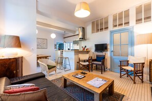 TV, fireplace - Peaceful Retreat in Entre-Deux-Mers: Charming Cottage with Pool, Sauna & Unspoiled Nature (Montagoudin)