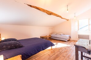 4 bedrooms, iron/ironing board, free WiFi, bed sheets - Peaceful Retreat in Entre-Deux-Mers: Charming Cottage with Pool, Sauna & Unspoiled Nature (Montagoudin)