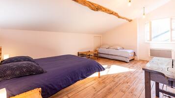 4 slaapkamers, een strijkplank/strijkijzer, gratis wifi, beddengoed