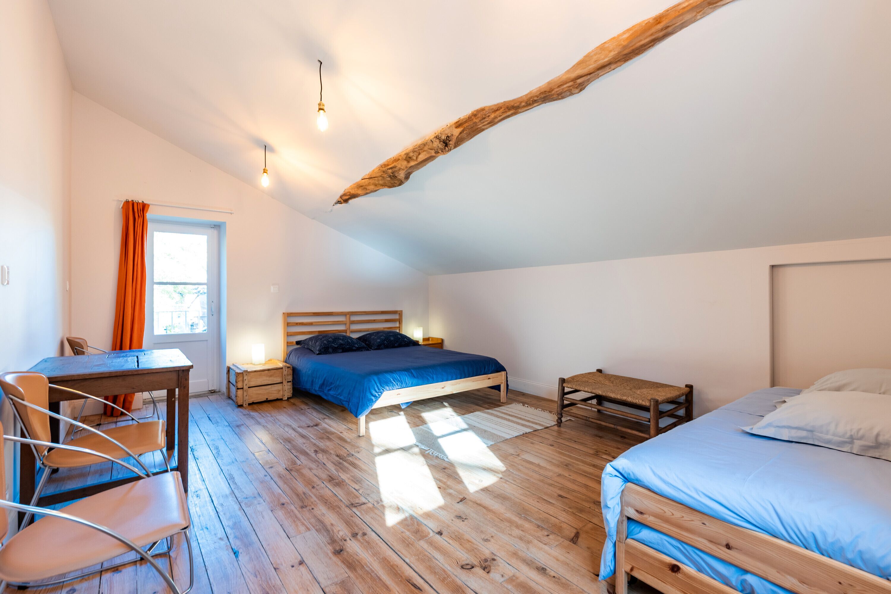 4 slaapkamers, een strijkplank/strijkijzer, gratis wifi, beddengoed