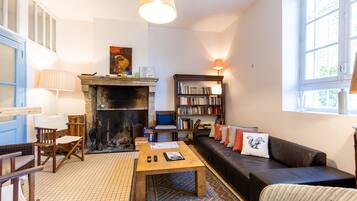 Een televisie en een open haard