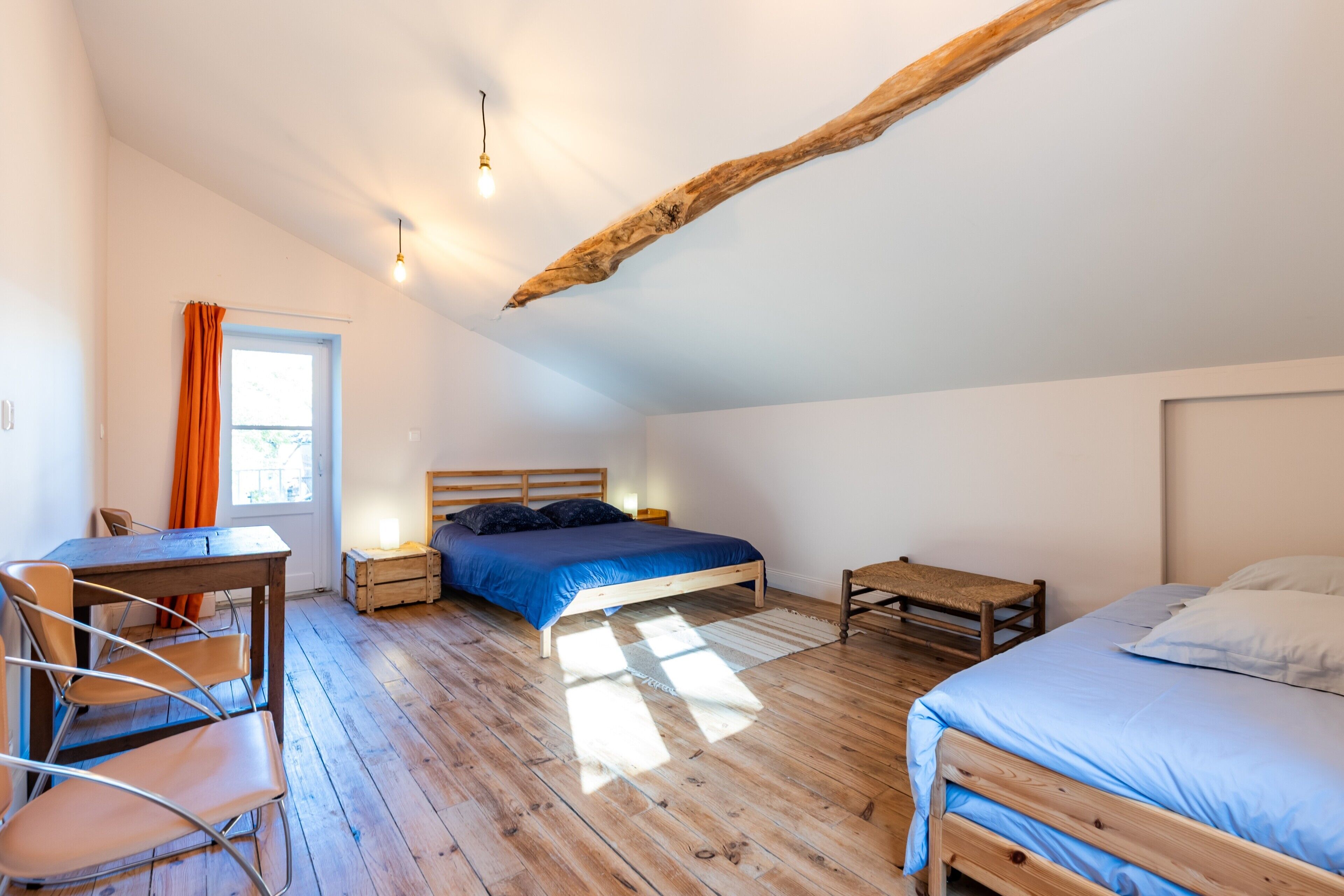 4 slaapkamers, een strijkplank/strijkijzer, gratis wifi, beddengoed