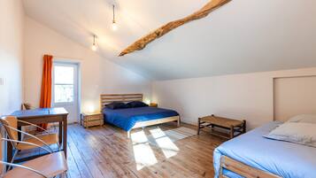 4 slaapkamers, een strijkplank/strijkijzer, gratis wifi, beddengoed