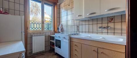 Fridge, oven, stovetop, coffee/tea maker