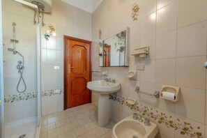 Douche, sèche-cheveux, serviettes fournies