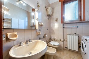 Douche, sèche-cheveux, serviettes fournies