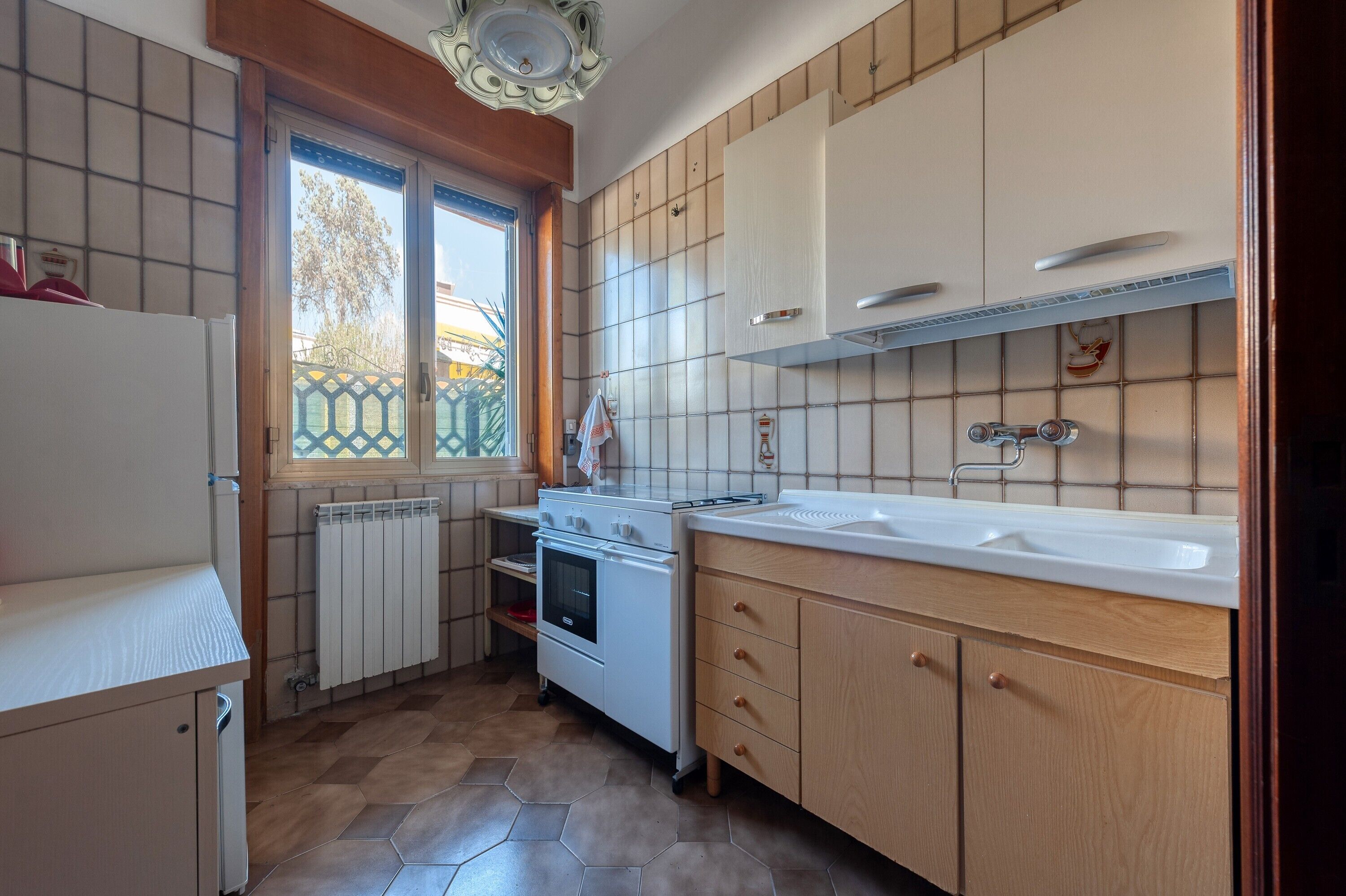 Kühlschrank, Ofen, Herdplatte, Wasserkocher mit Kaffee-/Teezubehör