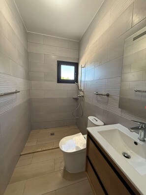 Dusche, Haartrockner, Handtücher, Seife