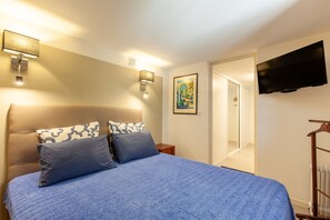 1 bedroom, bed sheets