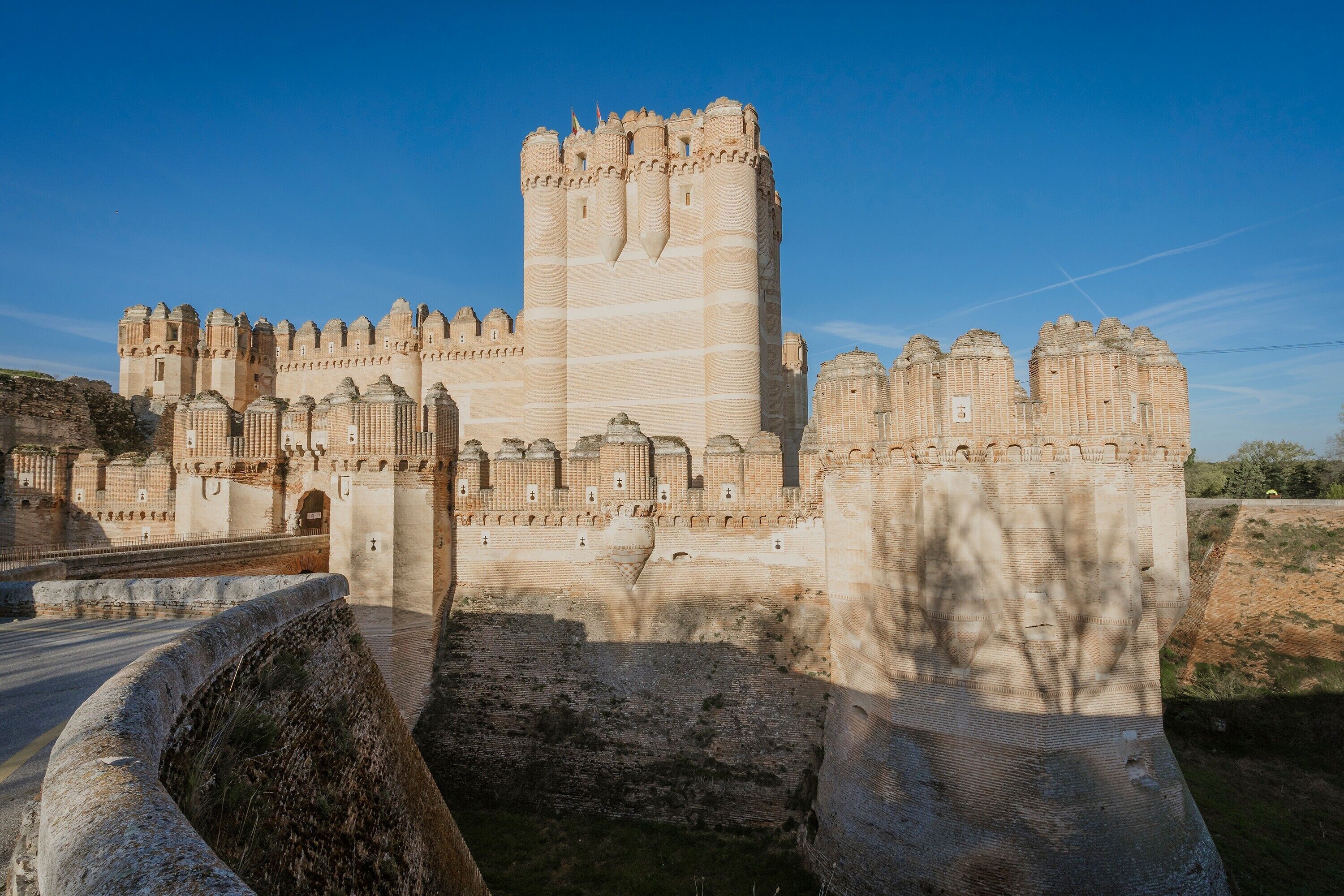 Uma fortaleza grande e histórica, com várias torres e uma torre central imponente.