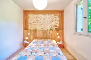 2 bedrooms, iron/ironing board, free WiFi