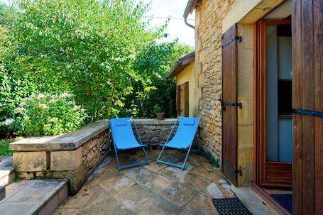 Terrace/patio. Charming Holiday Home Quiétude in Meyrals