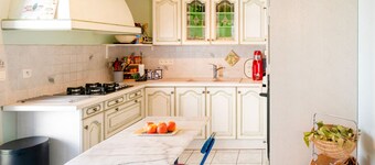 Townhouse with Private Courtyard, Close to Beach and Downtown Saint-Jean-de-Luz