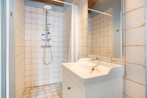 Douche, serviettes fournies