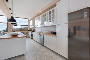 Frigorifero, forno, piano cottura, lavastoviglie