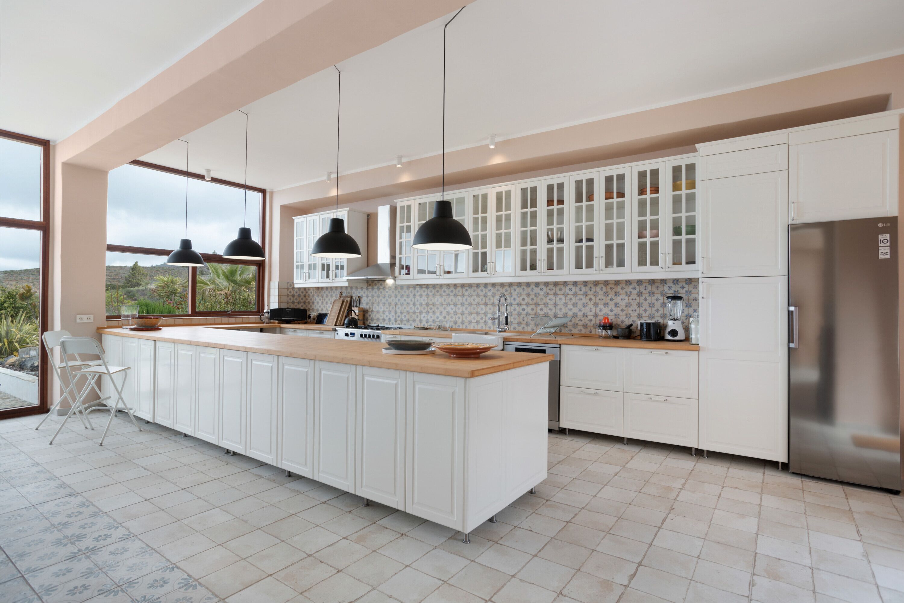 Een koelkast, een oven, een kookplaat, een vaatwasser