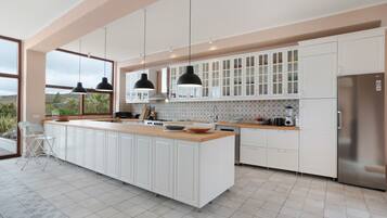 Een koelkast, een oven, een kookplaat, een vaatwasser