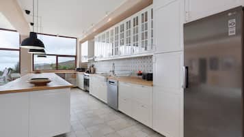 Réfrigérateur, four, plaque de cuisson, lave-vaisselle