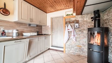 Een koelkast, een microgolfoven, een oven, een kookplaat