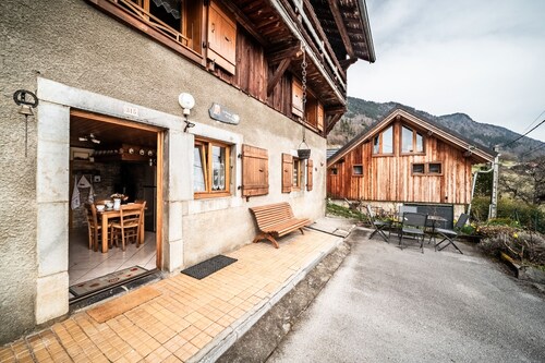 La maison "La Ferme De La Plaigne" avec vue sur les montagnes, terrasse privée et Wi-Fi