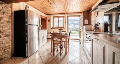 Haus „La Ferme De La Plaigne“ mit Bergblick, privater Terrasse und WLAN