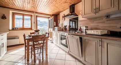 Landhaus 'La Ferme De La Plaigne' mit Bergblick, privater Terrasse und Wi-Fi