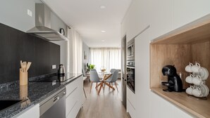 Una cocina moderna equipada con lavavajillas, estufa y cafetera.