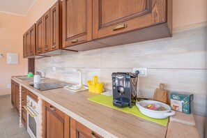 Frigorifero, forno, piano cottura, macchina per tè/caffè