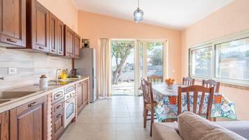 Réfrigérateur, four, plaque de cuisson, cafetière/bouilloire