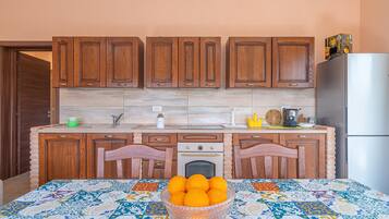 Frigorifero, forno, piano cottura, macchina per tè/caffè