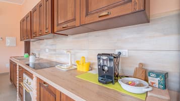 KĂŒhlschrank, Ofen, Herdplatte, Wasserkocher mit Kaffee-/Teezubehör