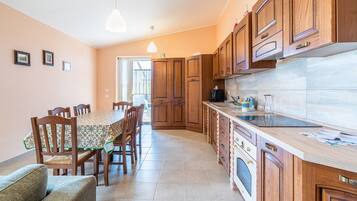 Fridge, oven, stovetop, dishwasher